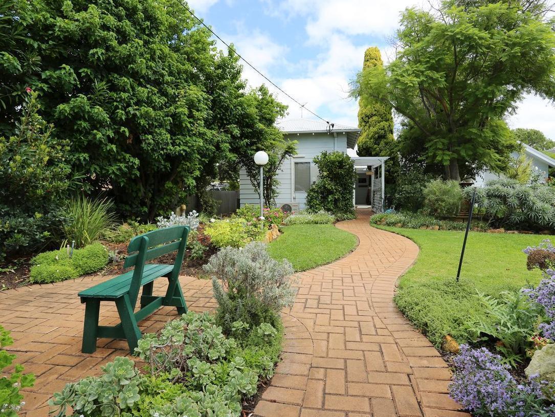 Jacaranda Guest House Бъселтън Екстериор снимка