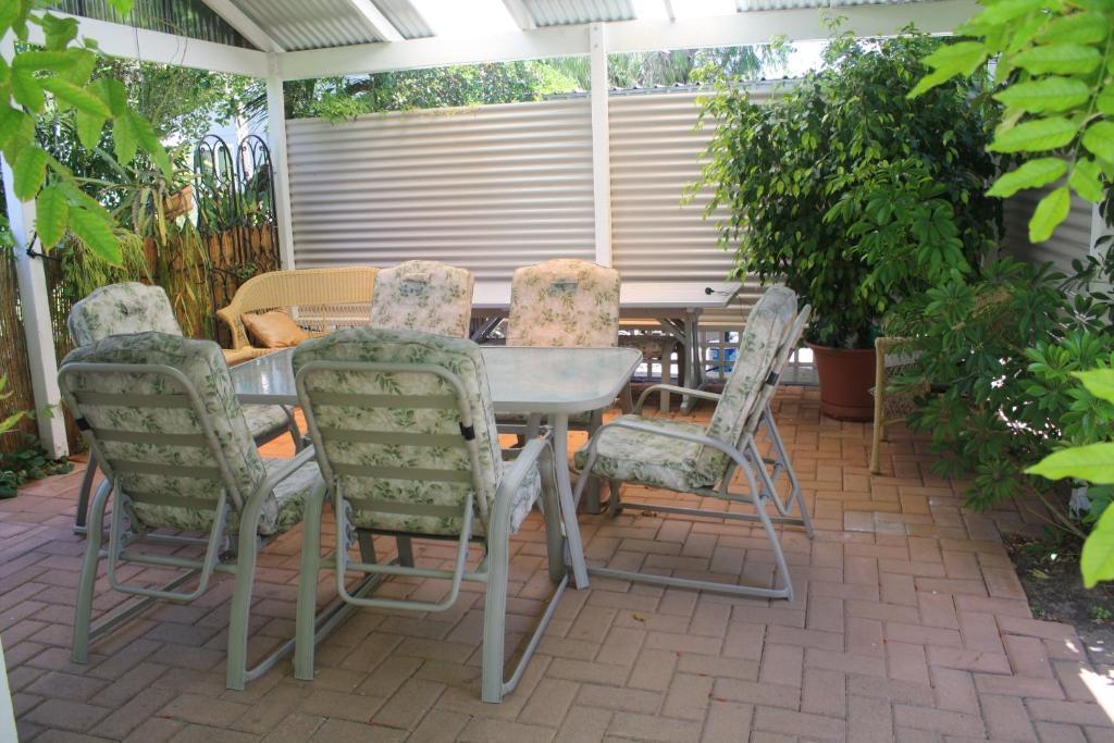 Jacaranda Guest House Бъселтън Екстериор снимка
