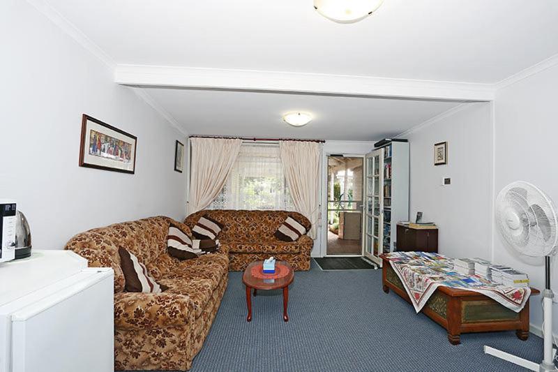 Jacaranda Guest House Бъселтън Екстериор снимка