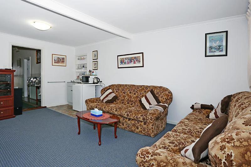 Jacaranda Guest House Бъселтън Екстериор снимка