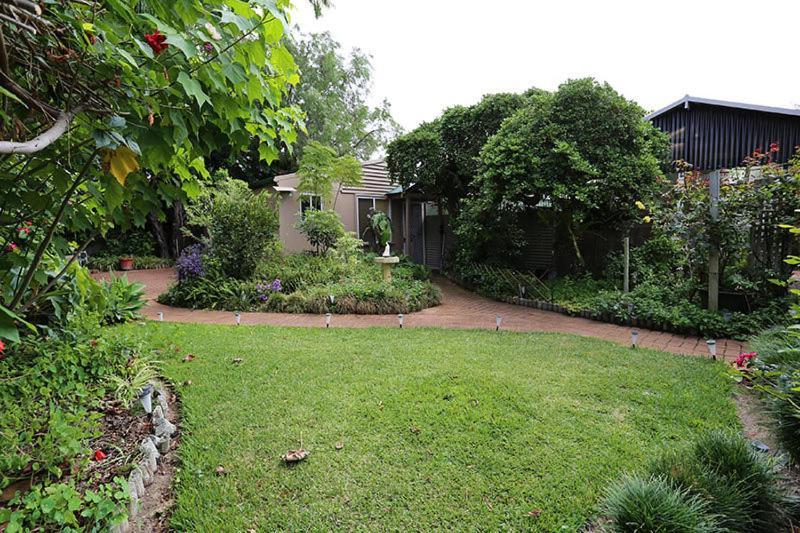 Jacaranda Guest House Бъселтън Екстериор снимка