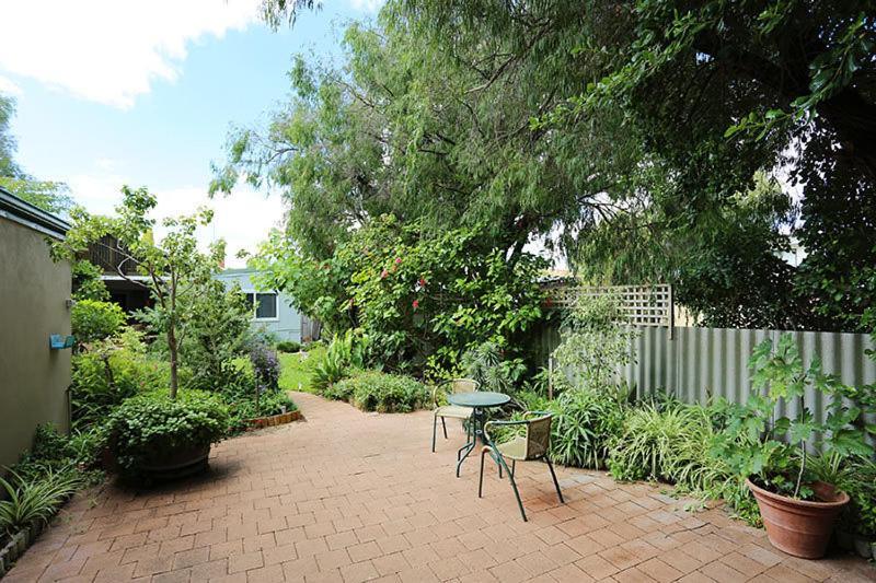 Jacaranda Guest House Бъселтън Екстериор снимка